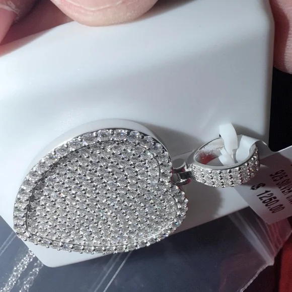 Lage heart pendant MOISSANITE
925 SILVER 8.00CTW
$ 1250.00 - Picture 6 of 12